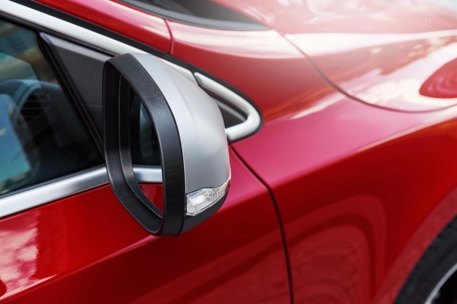 Детали экстерьера Volvo V40 T4 R-Design 2016 года  (WW) (фото 10 из 13)